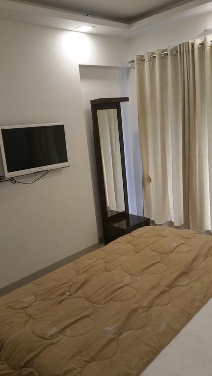 Arista Service Apartments Andheri Мумбай Екстериор снимка
